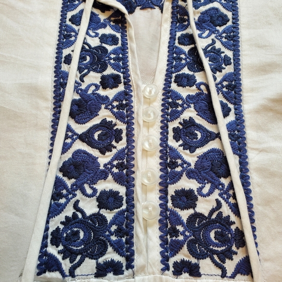 Selling Beautiful Women's Blue & White Long Sleeved Top with Floral Design - Picture 3 of 10